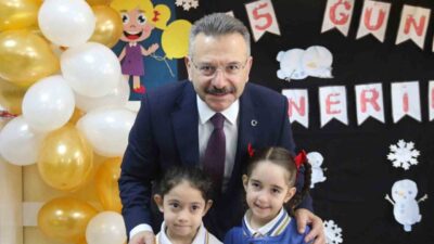 Eskişehir Valisi Hüseyin Aksoy, 23 Nisan İlkokulu’nda düzenlenen karne törenine