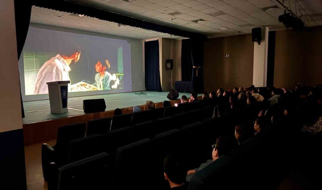 Çorum’da gerçekleştirilen etkinlikte görme engelli vatandaşlar için betimlemeli sinema filmi