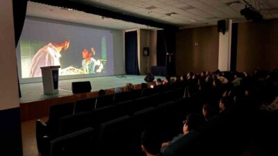 Çorum’da gerçekleştirilen etkinlikte görme engelli vatandaşlar için betimlemeli sinema filmi