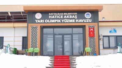 Battalgazi Belediyesi’ne ait Göztepe Hatice Akbaş Yarı Olimpik Yüzme Havuzu’nda