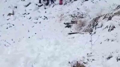 Gümüşhane’nin Kürtün ilçesinde karlı yolda kontrolden çıkan kamyonetin dere yatağına