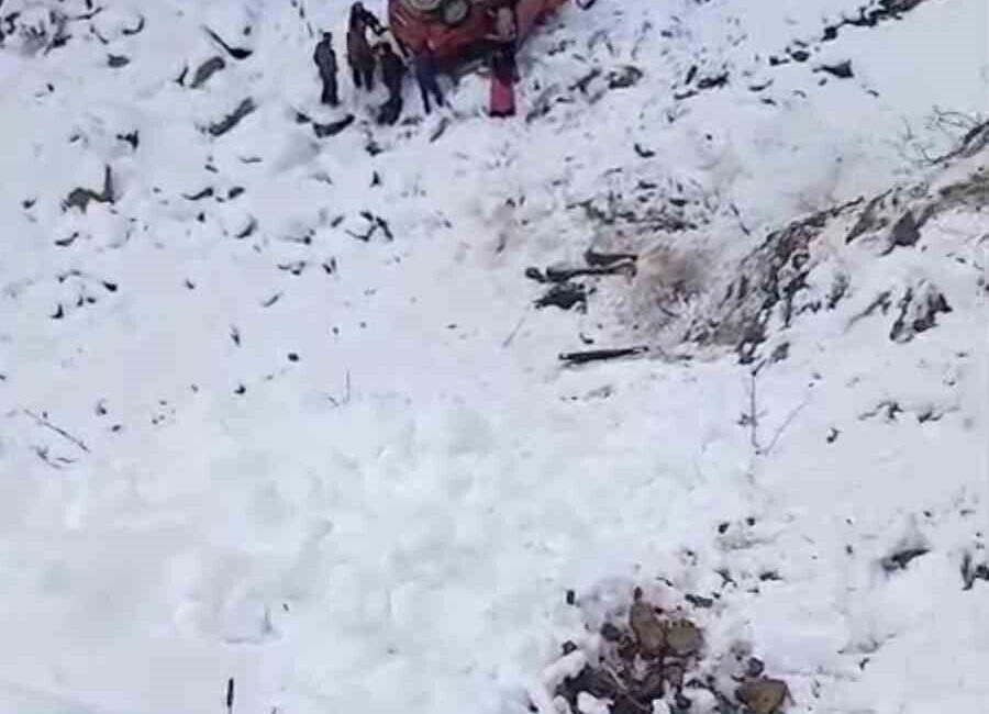 Gümüşhane’nin Kürtün ilçesinde karlı yolda kontrolden çıkan kamyonetin dere yatağına