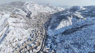 Gümüşhane’de yoğun kar yağışı sonrası muhteşem manzaralar ortaya çıktı. Kent
