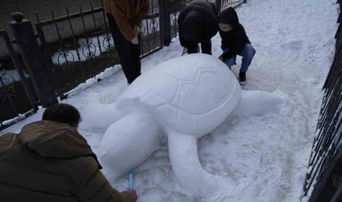 Gümüşhane’de tır şoförü Cihan Oral, çocuklarıyla birlikte yaptığı kardan kaplumbağa
