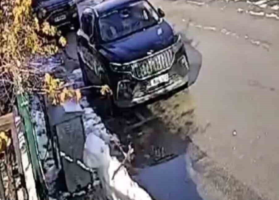 Bursa’da kar yağışının ardından kaldırım üzerinde duran kardan adam, güneşin