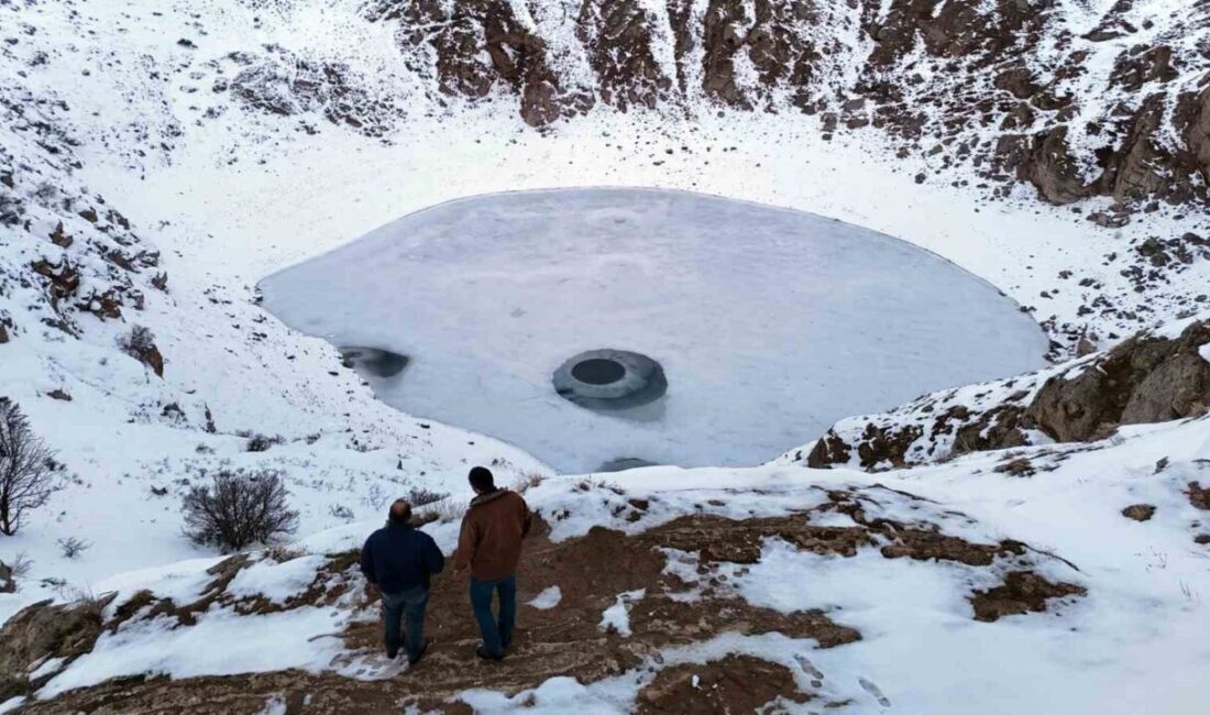 Sivas’ta bulunan ve güneşin konumuna göre renk değiştiren Kızılçan Gölü,