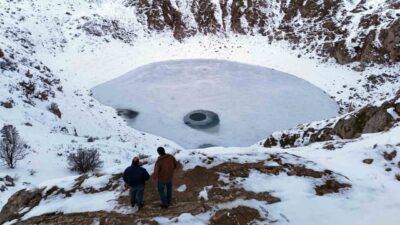 Sivas’ta bulunan ve güneşin konumuna göre renk değiştiren Kızılçan Gölü,