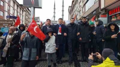 Rize’nin Güneysu ilçesinde, Galata Köprüsü’nde gerçekleşen “Sinmiyoruz, susmuyoruz Filistin’i unutmuyoruz”