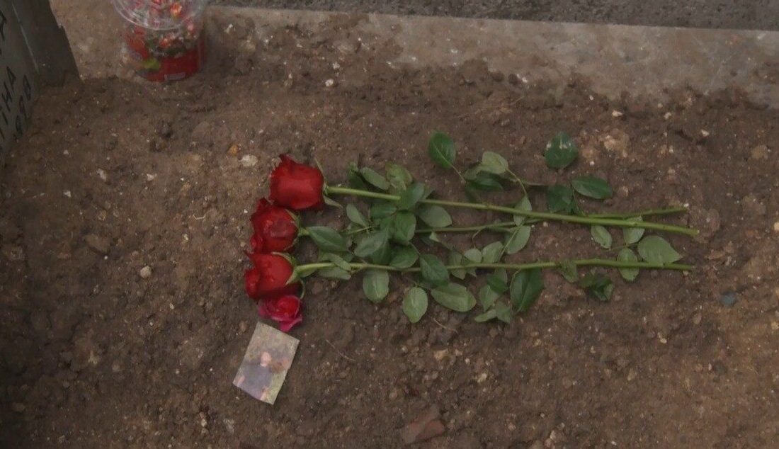 Güngören’de bıçaklı saldırıda öldürülen Atlas Çağlayan’ın Kazlıçeşme Mezarlığındaki kabrini ailesi