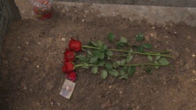 Güngören’de bıçaklı saldırıda öldürülen Atlas Çağlayan’ın Kazlıçeşme Mezarlığındaki kabrini ailesi