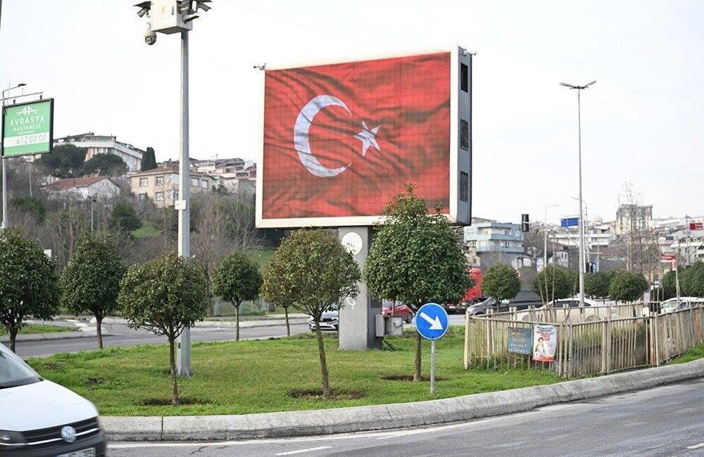 Türk bayrağına yönelik yapılan çirkin saldırının ardından Gaziosmanpaşa Belediyesi, ilçedeki