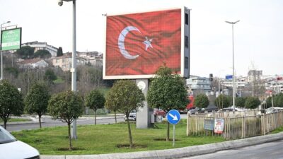 Türk bayrağına yönelik yapılan çirkin saldırının ardından Gaziosmanpaşa Belediyesi, ilçedeki