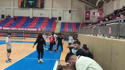 Karabük’te oynanan hentbol müsabakasında oyuncu hakeme saldırmaya çalıştı, kırmızı kartla