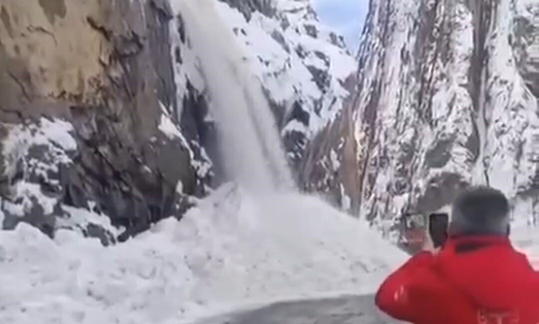 Hakkari-Çukurca yoluna düşen 2 ayrı çığdan dolayı yol ulaşıma kapandı.