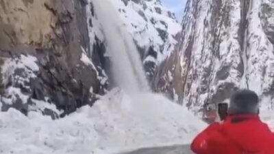 Hakkari-Çukurca yoluna düşen 2 ayrı çığdan dolayı yol ulaşıma kapandı.