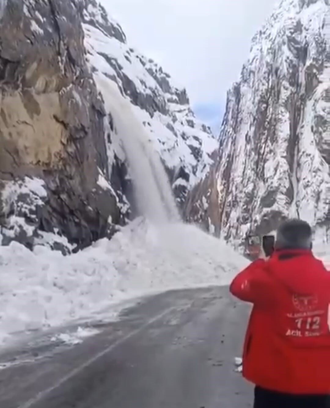 Hakkari-Çukurca yoluna düşen 2 ayrı çığdan dolayı yol ulaşıma kapandı.