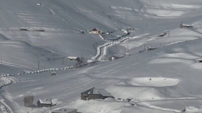 HAKKARİ (İHA) – Hakkari’de etkili olan kar yağışı nedeniyle 13