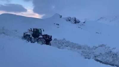 Hakkari-Şırnak karayoluna 3 gün önce çığ düşmesi sonucu ulaşıma kapanan