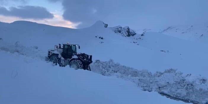 Hakkari-Şırnak karayoluna 3 gün önce çığ düşmesi sonucu ulaşıma kapanan
