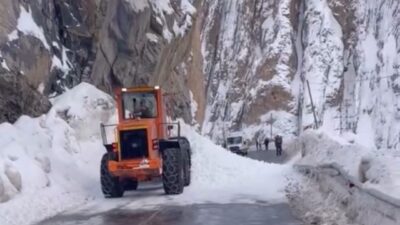 Hakkari-Yüksekova kara yoluna çığ düştü. Edinilen bilgiye göre, sabah saatlerinde