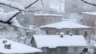 Hakkari’de etkili olan yoğun kar yağışı nedeniyle 160 köy ve