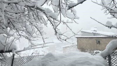 Hakkari’de etkili olan yoğun kar yağışı nedeniyle il genelinde 353