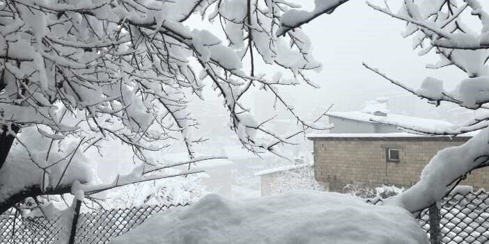 Hakkari’de etkili olan yoğun kar yağışı nedeniyle il genelinde 353