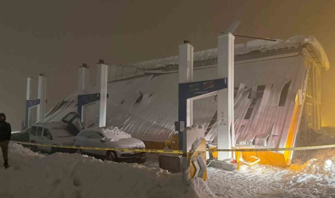 Hakkari’nin Derecik ilçesinde etkili olan yoğun kar yağışı nedeniyle akaryakıt