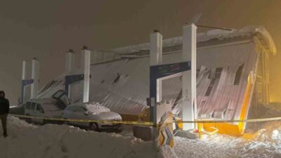 Hakkari’nin Derecik ilçesinde etkili olan yoğun kar yağışı nedeniyle akaryakıt