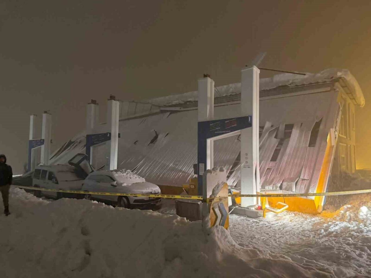 Hakkari’nin Derecik ilçesinde etkili olan yoğun kar yağışı nedeniyle akaryakıt