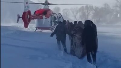 Hakkari’de 180 santimetreyi bulan kar kalınlığına rağmen sağlık ekipleri 5