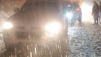 Hakkari’de Çanaklı köyü Tünel yakınlarında meydana gelen çığ nedeniyle yol