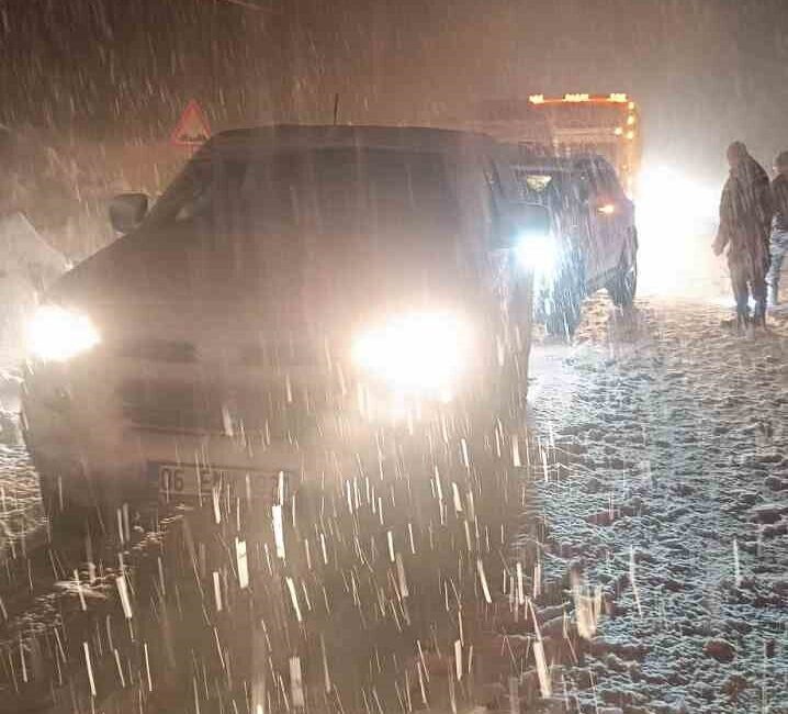 Hakkari’de Çanaklı köyü Tünel yakınlarında meydana gelen çığ nedeniyle yol