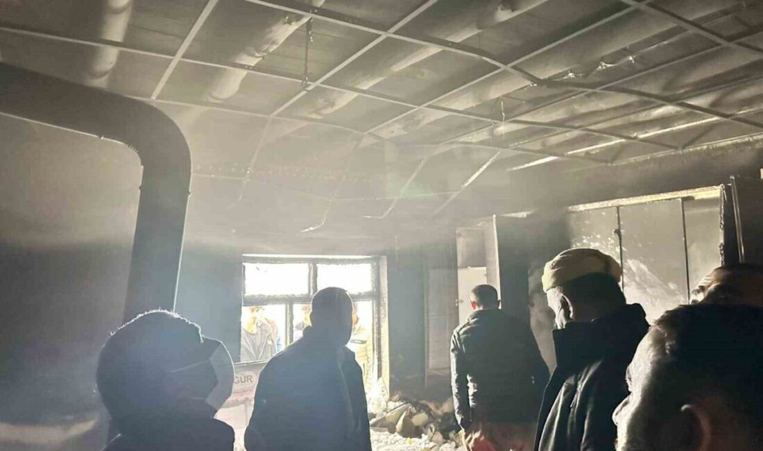 Hakkari’nin Derecik ilçesine bir evde çıkan yangın, itfaiye ve vatandaşların