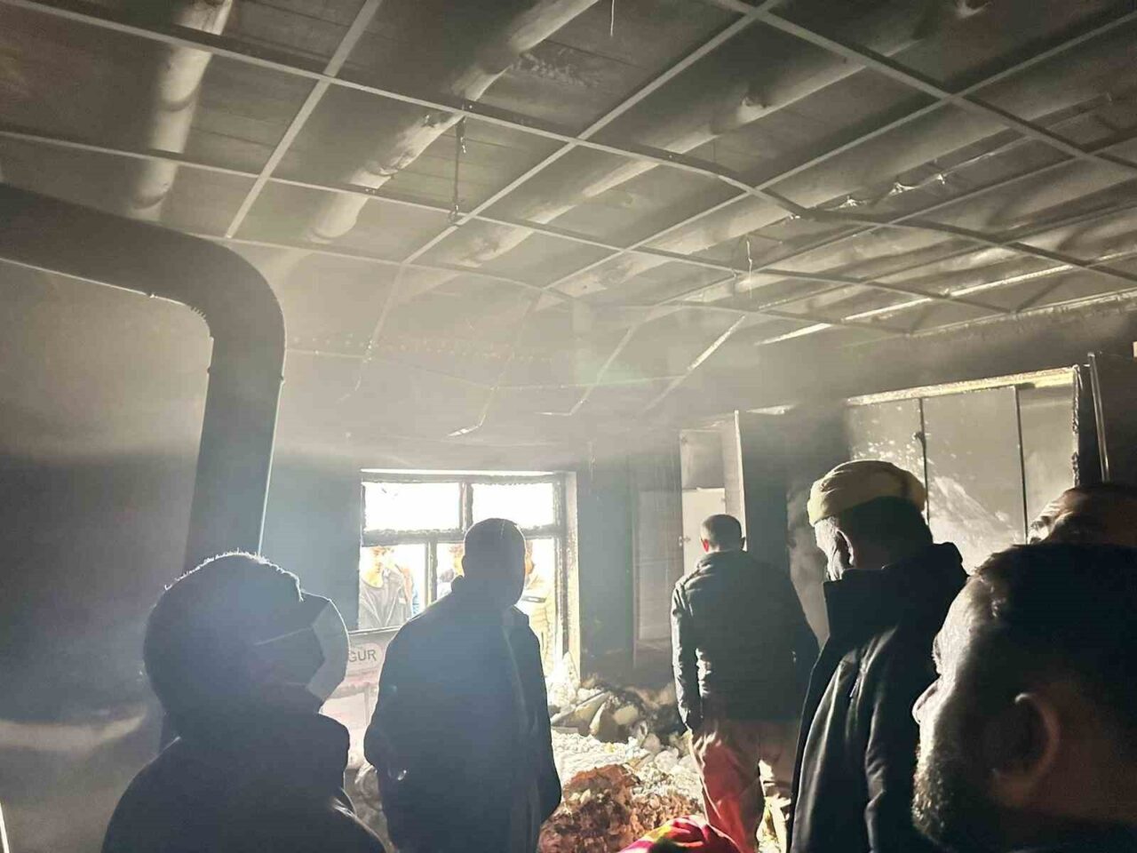 Hakkari’nin Derecik ilçesine bir evde çıkan yangın, itfaiye ve vatandaşların