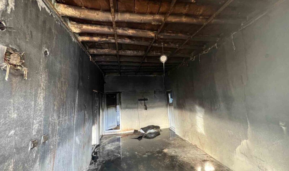 Hakkari’nin Derecik ilçesine bağlı Koryürek köyünde bir evde çıkan yangın