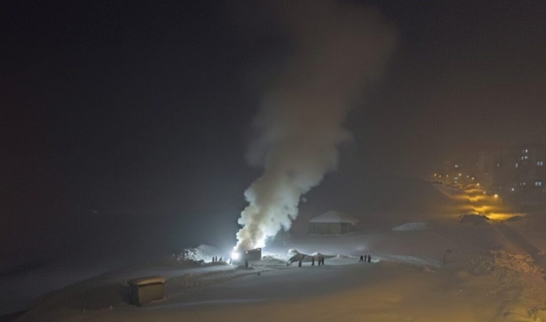 Hakkari’nin Yüksekova ilçesinde yoğun kar ve buzlanma nedeniyle itfaiye aracının