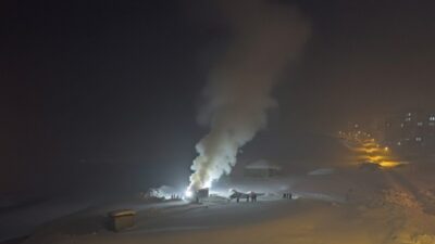 Hakkari’nin Yüksekova ilçesinde yoğun kar ve buzlanma nedeniyle itfaiye aracının