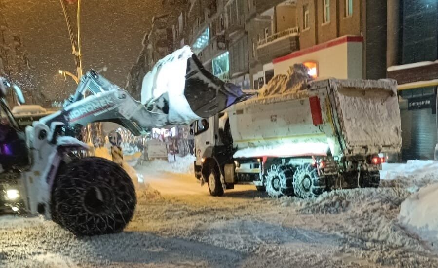 HAKKARİ (İHA) – Hakkari’de etkili olan kar yağışının ardından cadde