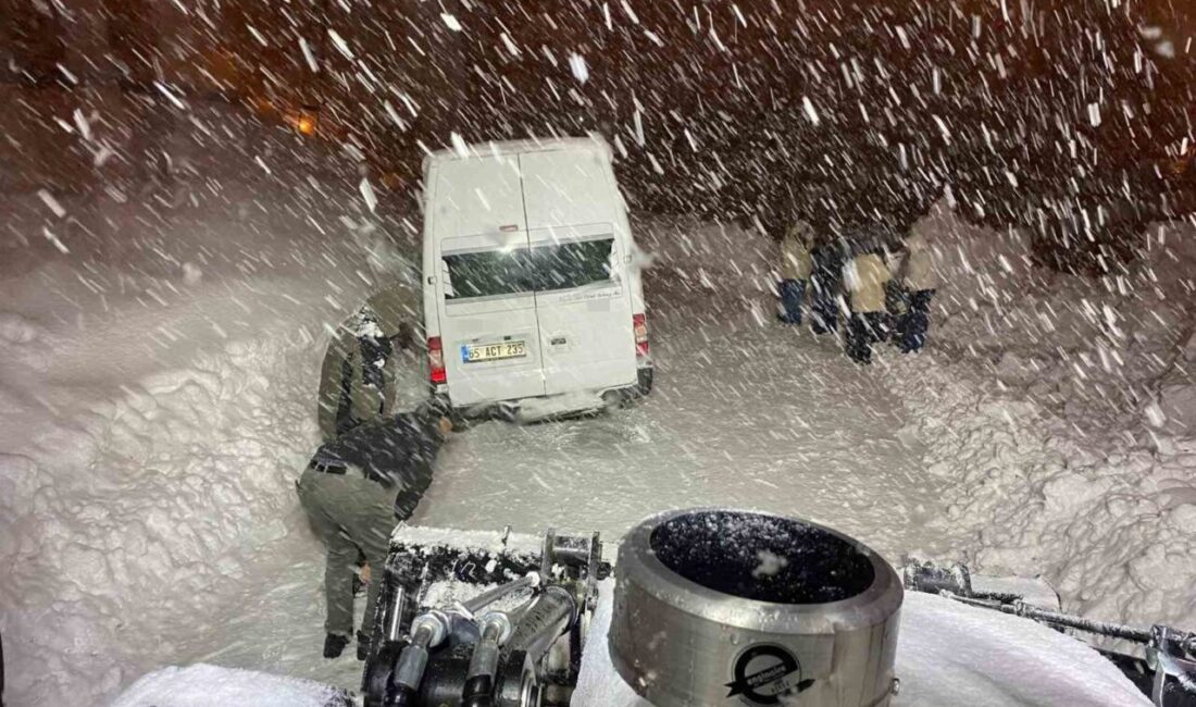 Hakkari’de kar ve tipi nedeniyle mahsur kalan yolcu minibüsü, belediye