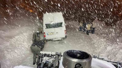 Hakkari’de kar ve tipi nedeniyle mahsur kalan yolcu minibüsü, belediye