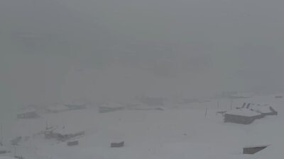 Hakkari ve ilçelerinde etkili olan kar yağışı nedeniyle 17 köy