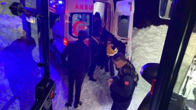 Hakkari’de yoğun kar yağışı nedeniyle yolda ilerlemekte güçlük çeken ambulansın