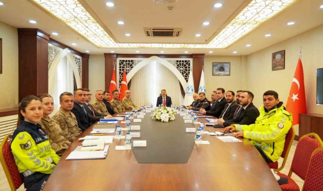 HAKKARİ (İHA) – Hakkari Valisi Ali Çelik başkanlığında asayiş toplantısı