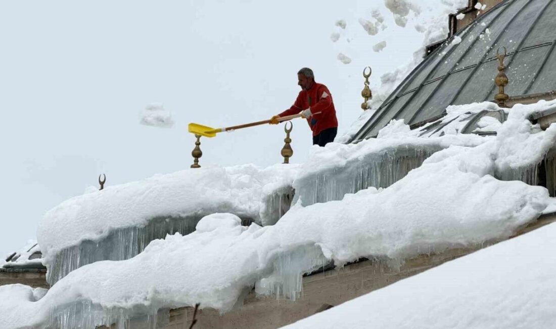 Hakkari’de kar yağışı sonrası Ulu Cami çatısında biriken karlar, vatandaşlar
