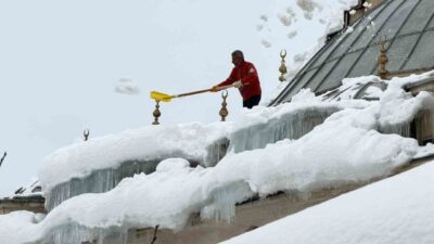 Hakkari’de kar yağışı sonrası Ulu Cami çatısında biriken karlar, vatandaşlar
