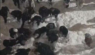 Hakkâri’de çatıdan düşen kar kütlesinin altında kalan kız öğrenci yaralandı.