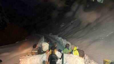 Hakkari’de etkili olan yoğun kar yağışı ve fırtına nedeniyle mahsur