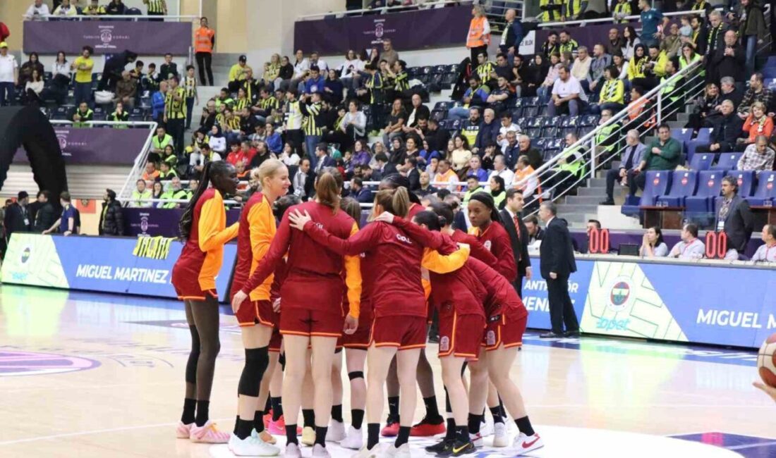 Denizli’de oynanan Halkbank Kadınlar Türkiye Kupası Dörtlü Finali’nde Fenerbahçe, Galatasaray’ı