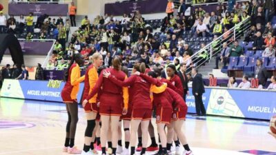 Denizli’de oynanan Halkbank Kadınlar Türkiye Kupası Dörtlü Finali’nde Fenerbahçe, Galatasaray’ı